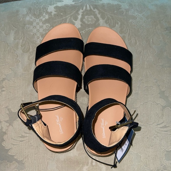 NWT Black platform sandals - Picture 2 of 3